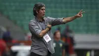 Pelatih Bali United, Stefano Teco Cugurra, memberikan arahan saat menghadapi Bhayangkara FC pada laga Shopee Liga 1 di Stadion Patriot Chandrabhaga, Bekasi, Jumat (13/9). Bhayangkara bermain imbang 0-0 atas Bali United. (Bola.com/Yoppy Renato)