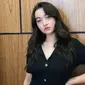 Megan Domani sendiri beberapa kali tampil dengan busana bernuansa hitam. Gaya OOTD Megan ini pun terlihat begitu santai terlebih dirinya memilih menggunakan makeup tipis. (Liputan6.com/IG/@megandomani1410)