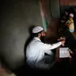 Anak-anak Kashmir saat menghadiri kelas pembacaan Al-Quran di sebuah madrasah lokal selama bulan Ramadan di Srinagar, Kashmir yang dikuasai India, (30/5). Di bulan puasa umat muslim menahan diri untuk tidak makan dan minum. (AP Photo / Mukhtar Khan)