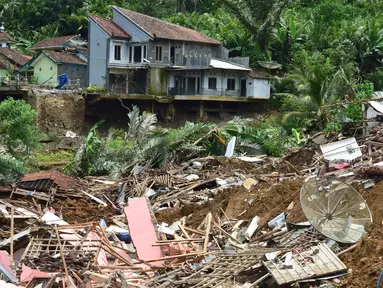 Puing-puing berserakan di lokasi bencana longsor di Desa Clapar, Kecamatan Madukara, Banjarnegara, Jawa Tengah, Rabu (30/3). Sebagian warga mengungsi ke tempat aman dan diperkirakan longsoran menutup lahan kebun buah salak seluas 60 hektar. (Foto: Gholib)