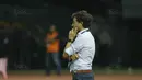 Pelatih Indonesia, Luis Milla, mengamati permainan anak asuhnya saat pertandingan melawan Guyana di Stadion Patriot, Bekasi, Sabtu (25/11/2017). Indonesia menang 2-1 atas Guyana. (Bola.com/M Iqbal Ichsan)