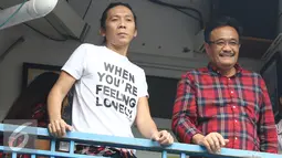 Djarot Saiful Hidayat bersama musisi Bimbim usai pertemuan tertutup dengan personil grup band Slank di markas Slank, Jakarta, Kamis (22/12/2016). Menurut Ahok, pertemuan tersebut hanya sebagai ajang silaturahmi. (Liputan6.com/Herman Zakharia)