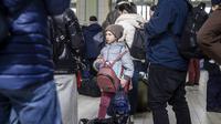 Seorang anak terlihat di antara pengungsi dari Ukraina di stasiun kereta api di Przemysl, Polandia tenggara, pada 5 April 2022. Lebih dari 4,2 juta pengungsi Ukraina telah meninggalkan negara itu sejak invasi Rusia, kata PBB. (Wojtek RADWANSKI / AFP)