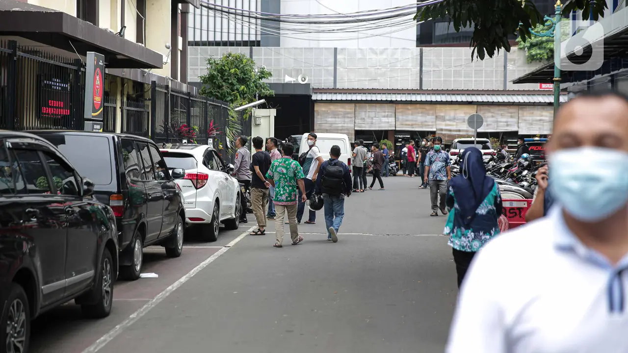 FOTO: Guncangan Gempa Buat Warga di Polda Metro Jaya Berhamburan