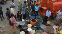 Warga Kabupaten Bengkulu Tengah mengalami krisis air bersih terpaksa antri untuk mendapatkan air gratis dari pemerintah setempat (Liputan6.com/Yuliardi Hardjo)
