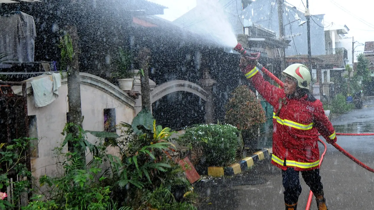 Penyemprotan Disinfektan di Zona Merah