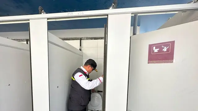 Petugas Penyelenggara Ibadah Haji (PPIH) Arab Saudi 1444 H/2023 M saat melakukan sweeping ke sejumlah tenda maktab di Mina.