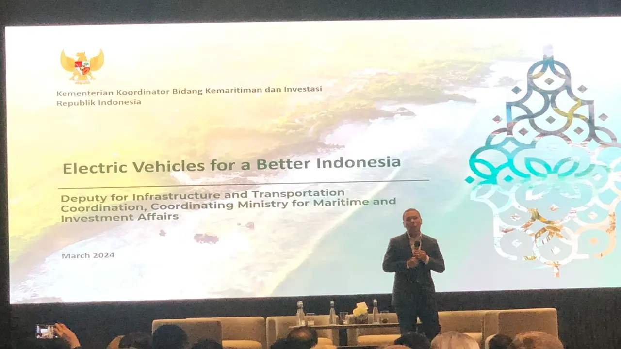 Deputi Bidang Infrastruktur dan Transportasi Kemenko Bidang Kemaritiman dan Investasi (Kemenko Marves), Rachmat Kaimuddin, dalam konferensi pers Update dan Sosialisasi Insentif atas Investasi KBLBB kepada Stakeholder, di Park Hyatt Jakarta.