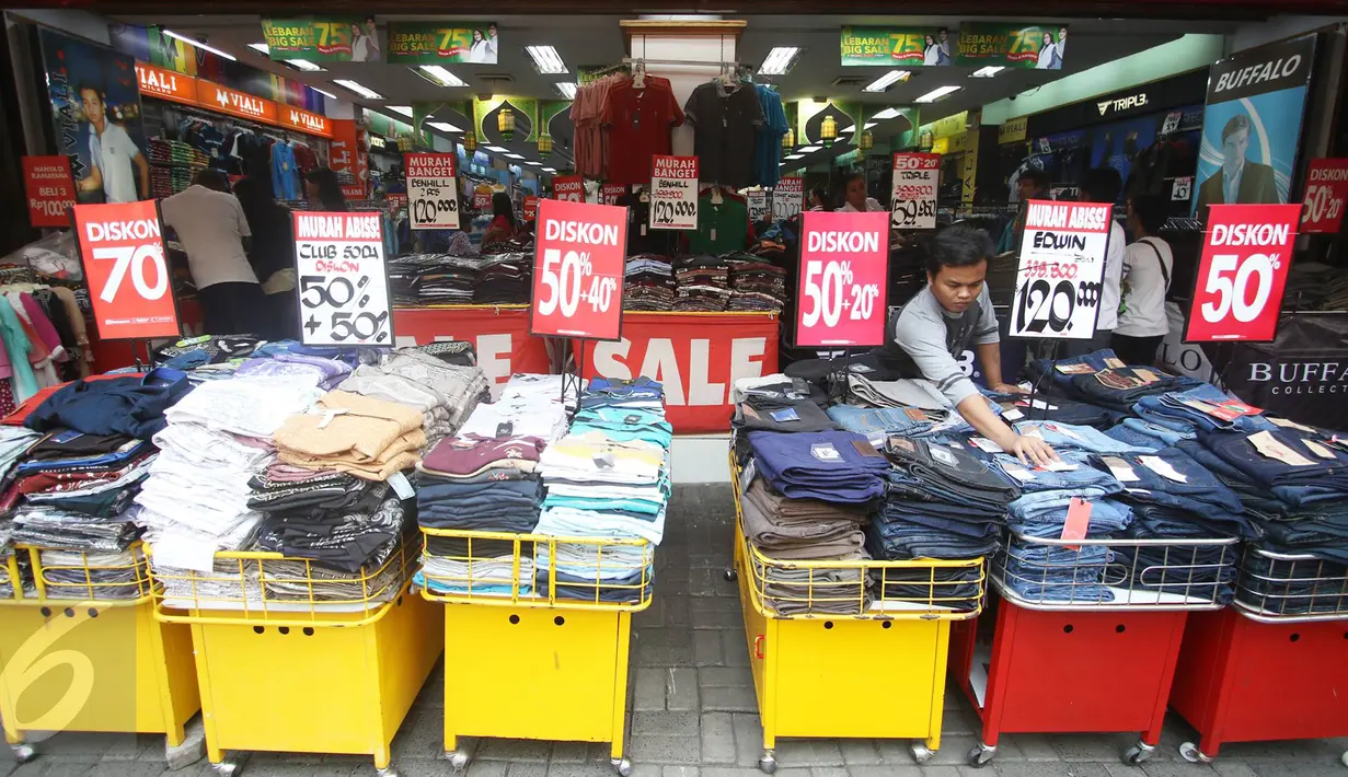 Calon pembeli memilih pakaian di salah satu toko yang memberikan diskon di Pusat Perbelanjaan Pasar Baru, Jakarta, Selasa (21/6). Menjelang Lebaran, Pasar Baru menawarkan berbagai promo dengan diskon yang bervariasi. (Liputan6.com/Immanuel Antonius)