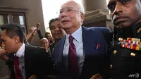 Mantan perdana menteri Malaysia Najib Razak tiba di kompleks pengadilan Duta di Kuala Lumpur pada 4 Juli 2018 untuk menghadapi sidang 1MDB. (AFP / Mohd Rasfan)