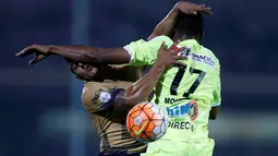 Pemain Pumas Meksiko, Javier Cortes (kiri), berduel dengan pemain Deportivo Tachira Venezuela, Yuber Mosquera, dalam laga Copa Libertadores di Stadion Olimpico Universitario, Meksiko City,  (Reuters/Henry Romero)