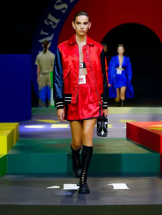 Selain warna vibrant yang mencuri perhatian, Chiuri juga menyuguhkan detail menarik lainnya yakni padanan jaket dengan bralette dan celana pendek yang sekilas mirip seragam petinju. (Dior).