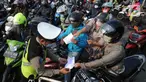 Petugas polisi memeriksa kelengkapan Surat Tanda Registrasi Pekerja (STRP) bagi pengendara bermotor pada pos perpanjangan Pemberlakuan Pembatasan Kegiatan Masyarakat (PPKM) Jalan Raya Ir.H.Djuanda, depan Sandratex, Tangerang Selatan, Kamis (15/07/2021). (merdeka.com/Arie Basuki)
