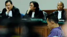 Majelis Hakim Pengadilan Tipikor, Jakarta, menjatuhkan vonis terhadap Hendra dengan pidana penjara selama satu tahun dan denda Rp 50 juta subsider satu bulan kurungan, Rabu (27/8/14). (Liputan6.com/Andrian M Tunay)