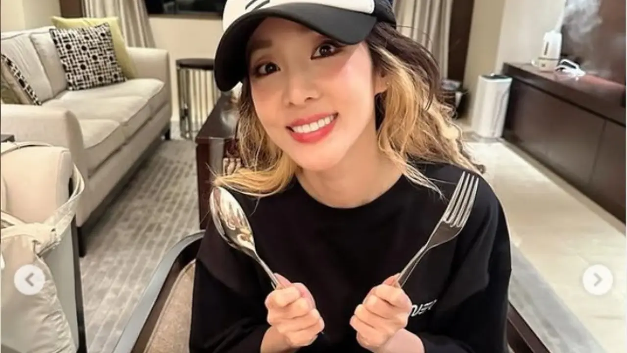 Usai Konser 2NE1 di Jakarta, Sandara Park Makan Nasi Goreng Gila