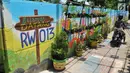Kondisi sebuah gang yang dihiasi warna-warni mural di Kelurahan Rorotan, Jakarta, Kamis (29/3). Mural ini bertujuan mempercantik serta menambah kesan asri gang selebar 2 meter tersebut. (Merdeka.com/Iqbal S Nugroho)