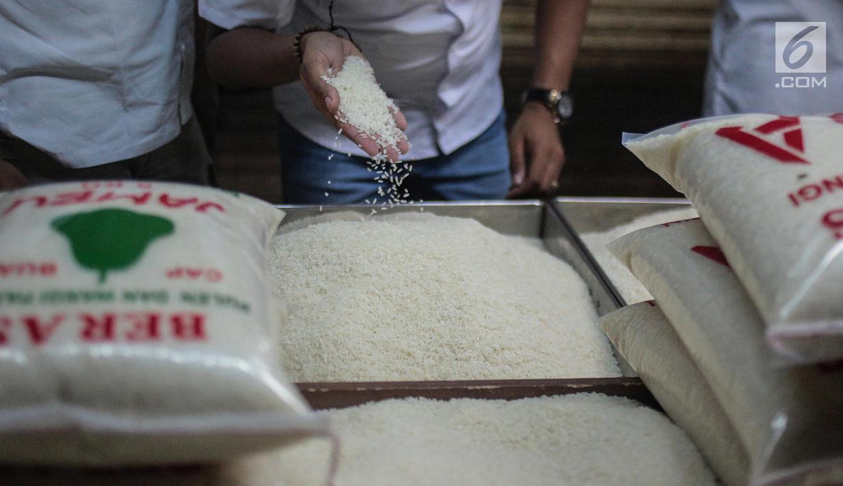 Tim Satgas Pangan Polda Metro Jaya dan Perum Bulog mengecek kualitas beras saat melakukan peninjauan di Pasar Tomang Barat, Jakarta, Rabu (21/11). Kegiatan tersebut untuk memantau stabilitas harga beras medium di pasaran. (Liputan6.com/Faizal Fanani)