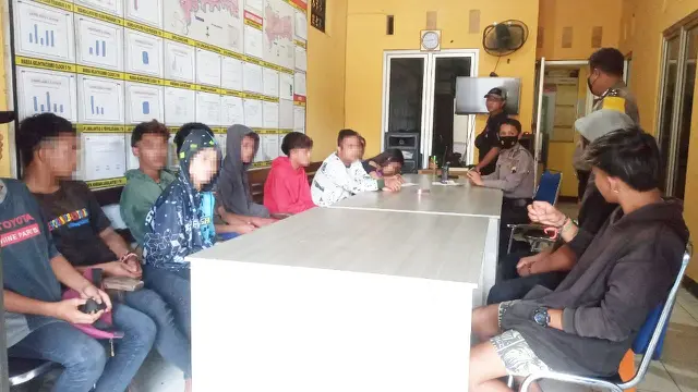 Sekelompok remaja tertangkap basah sedang pesta miras di tempat terbuka pada siang bolong, di Purbalingga. (Foto: Liputan6.com/Rudal Afgani Dirgantara)