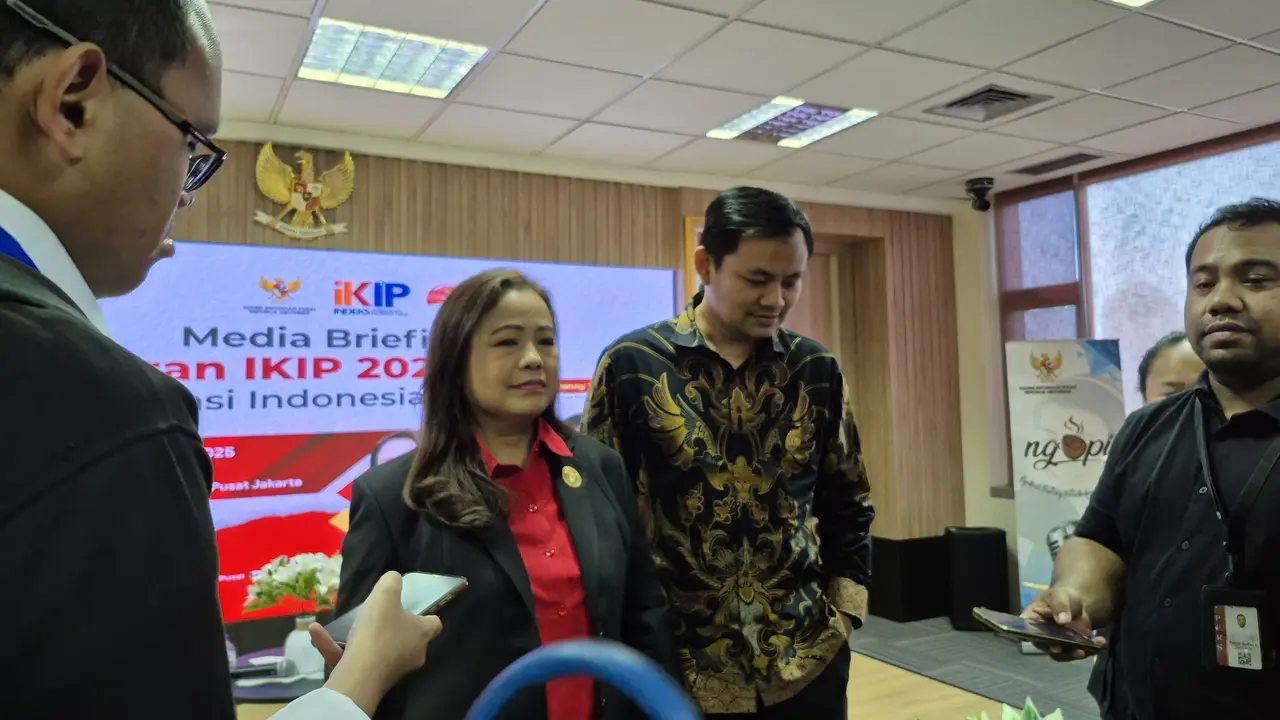 Komisioner KI Pusat, Rospita Vici Paulyn saat menjawab pertanyaan sejumlah wartawan. (Liputan6.com/Fatimah Azzahra)