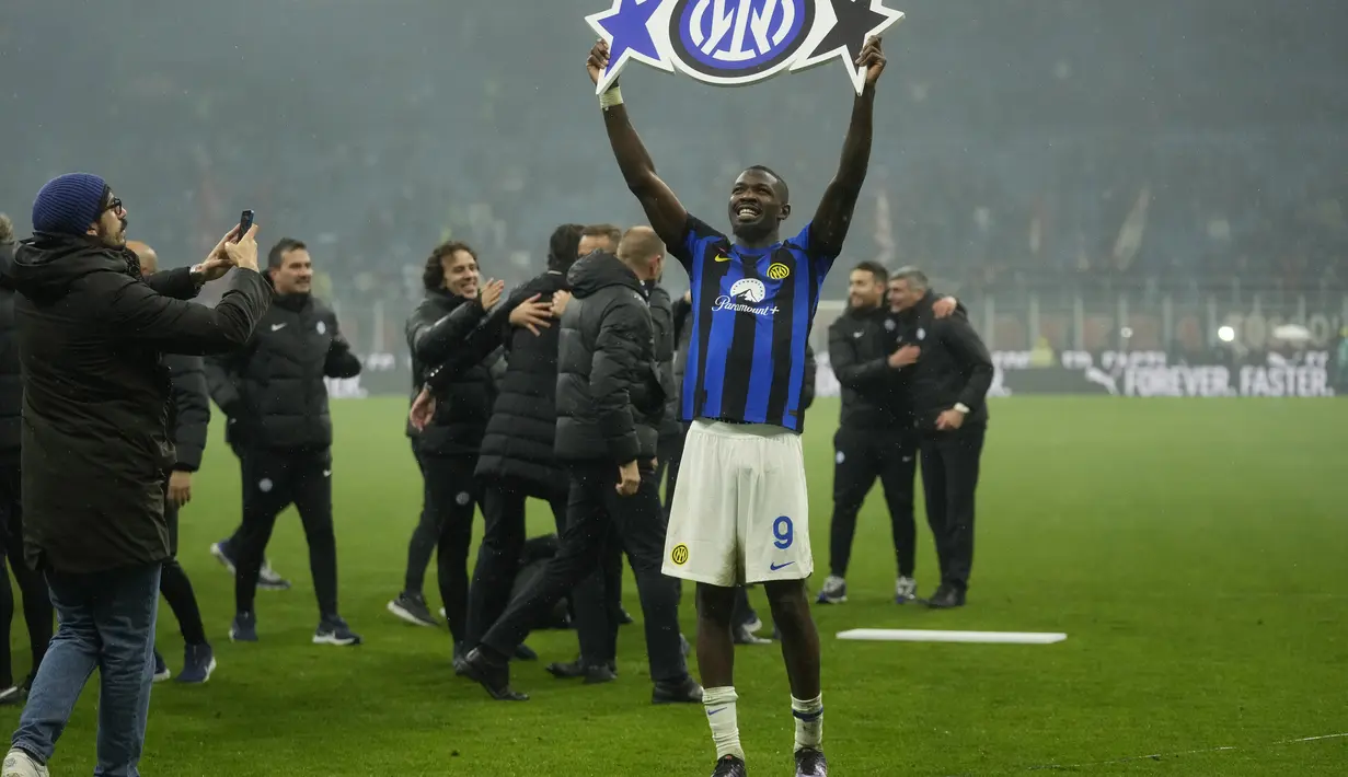 Penyerang Inter Milan Marcus Thuram melakukan selebrasi usai mengunci gelar juara Liga Italia 2023/2024 mengalahkan AC Milan di Stadion San Siro, Selasa (23/4/2024) dini hari WIB. (AP Photo/Luca Bruno)