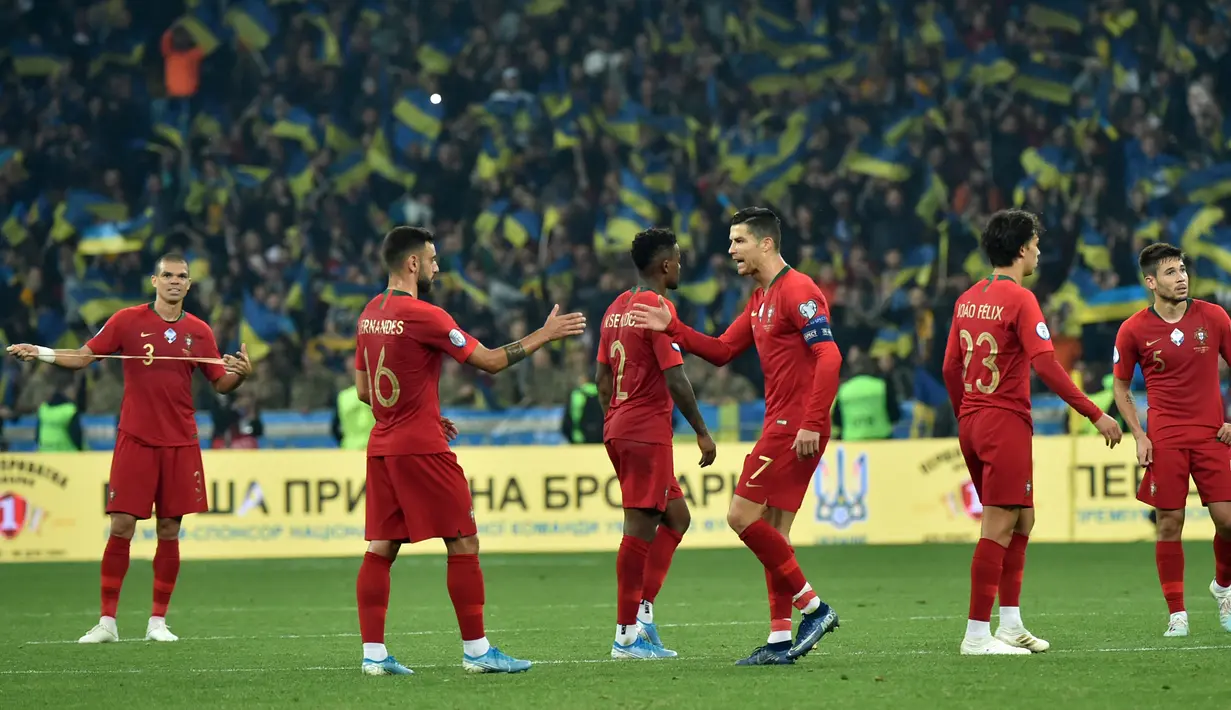 Penyerang Portugal, Cristiano Ronaldo memberi semangat rekan-rekannya usai pertandingan melawan Ukraina pada Grup B Kualifikasi Piala Eropa 2020 di Stadion NSK Olympiyskiy (15/10/2019). Ukraina menang tipis atas Portugal 2-1. (AFP Photo/Genya Savilov)