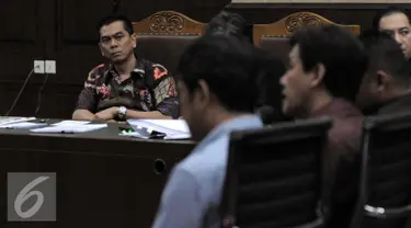 Mantan Anggota DPRD DKI Jakarta, Mohamad Sanusi menyimak keterangan sejumlah saksi saat menghadiri sidang lanjutan terkait dugaan suap reklamasi di Pengadilan Tipikor, Jakarta, Senin (26/9). (Liputan6.com/Helmi Afandi)