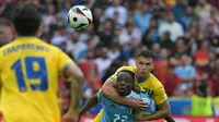 Duel pada pertandingan antara Belgia versus Ukraina di ajang Euro 2024 hari Kamis (27/06/2024) dini hari WIB. (DAMIEN MEYER / AFP)