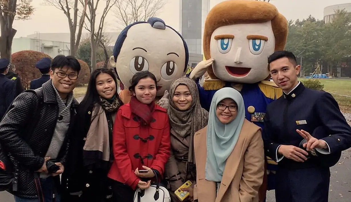 Foto Dhana bersama teman-temannya di kampus NDA. Melihat foto tersebut, banyak netizen yang terkesima dengan wajah Muhammad Fardhana. Beberapa netizen lainnya justru salah fokus dengan wanita dengan jaket merah yang disebut mirip Bilqis anak semata wayang Ayu Ting Ting. Hampir semua foto di like oleh Ayu Ting Ting, salah satunya foto tersebut. (Liputan6.com/IG/@derazala)