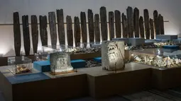 Sejumlah artefak era Romawi dipajang selama pameran di Museum Martin-Gropius-Bau di Berlin, Jerman (20/9). Pameran tersebut menampilkan lebih dari 1.000 artefak yang ditemukan selama 20 tahun terakhir. (AP Photo/Frank Jordans)