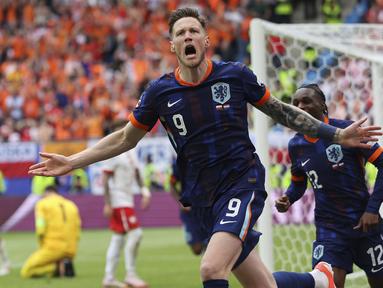 Timnas Belanda sukses meraih kemenangan pada laga perdananya di Grup D Euro 2024 usai mengalahkan Polandia 2-1 yang tampil tanpa pemain andalannya, Robert Lewandowsi di Volksparkstadion, Hamburg, Jerman, Minggu (16/6/2024). Tertinggal lebih dahulu lewat gol Adam Buksa pada menit ke-16, Tim Oranye melakukan comeback dengan mencetak dua gol lewat striker Liverpool, Cody Gakpo (29') dan eks Manchester United, Wout Weghorst hanya tujuh menit sebelum waktu normal berakhir. (dpa via AP Photo/Jens Buettner)