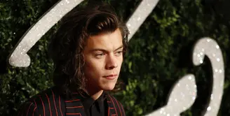 Harry Styles membuat para wanita histeris ketika dirinya memotong rambut. Harry adalah salah satu anggota One Direction yang memiliki ciri khas imej 'Bad Boy' pada rambutnya. (AFP/Bintang.com)