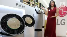 Model menunjukkan LG PuriCare 360° Air Purifier di Jakarta, Rabu (23/06/2021). Kemampuan pembersihan udara pada Air Purifier efektivitas menghilangkan debu dan allergen hingga 99% dan mengurangi lima jenis gas berbahaya. (Liputan6.com)