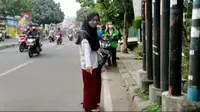 Fitri Nur Rahmawati, seorang Calon Pegawai Negeri Sipil (CPNS) Jakarta Selatan ini kehilangan motor usai swab PCR test.. (Foto:Liputan6/Pramita Tristiawati)