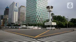 Menara Jam Thamrin terlihat di Jakarta, Sabtu (29/5/2021). Relokasi benda cagar budaya itu merupakan imbas pembangunan Stasiun MRT Thamrin. (Liputna6.com/Faizal Fanani)