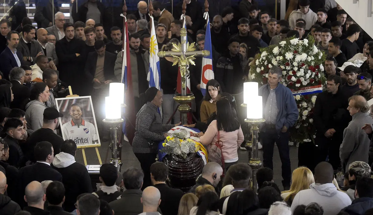 Ribuan orang menghadiri pemakaman Juan Izquierdo nan meninggal bumi akibat serangan jantung lima hari setelah kolpas di lapangan saat pertandingan Copa Libertadores di Brasil.  (Dante Fernandez / AFP)