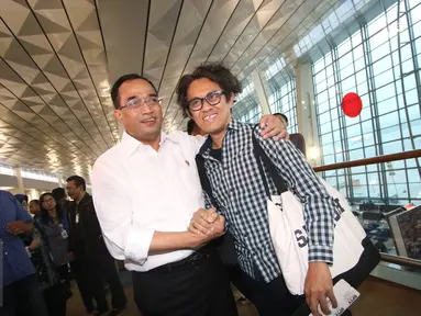 Menhub Budi Karya Sumadi berfoto bersama sutradara kondang Riri Riza ketika meninjau aktivitas Terminal 3 Bandara Soekarno-Hatta di Tangerang, Banten, Selasa (9/8). Terminal 3 Bandara Soetta resmi beroperasi dini hari tadi (Liputan6.com/Immanuel Antonius)