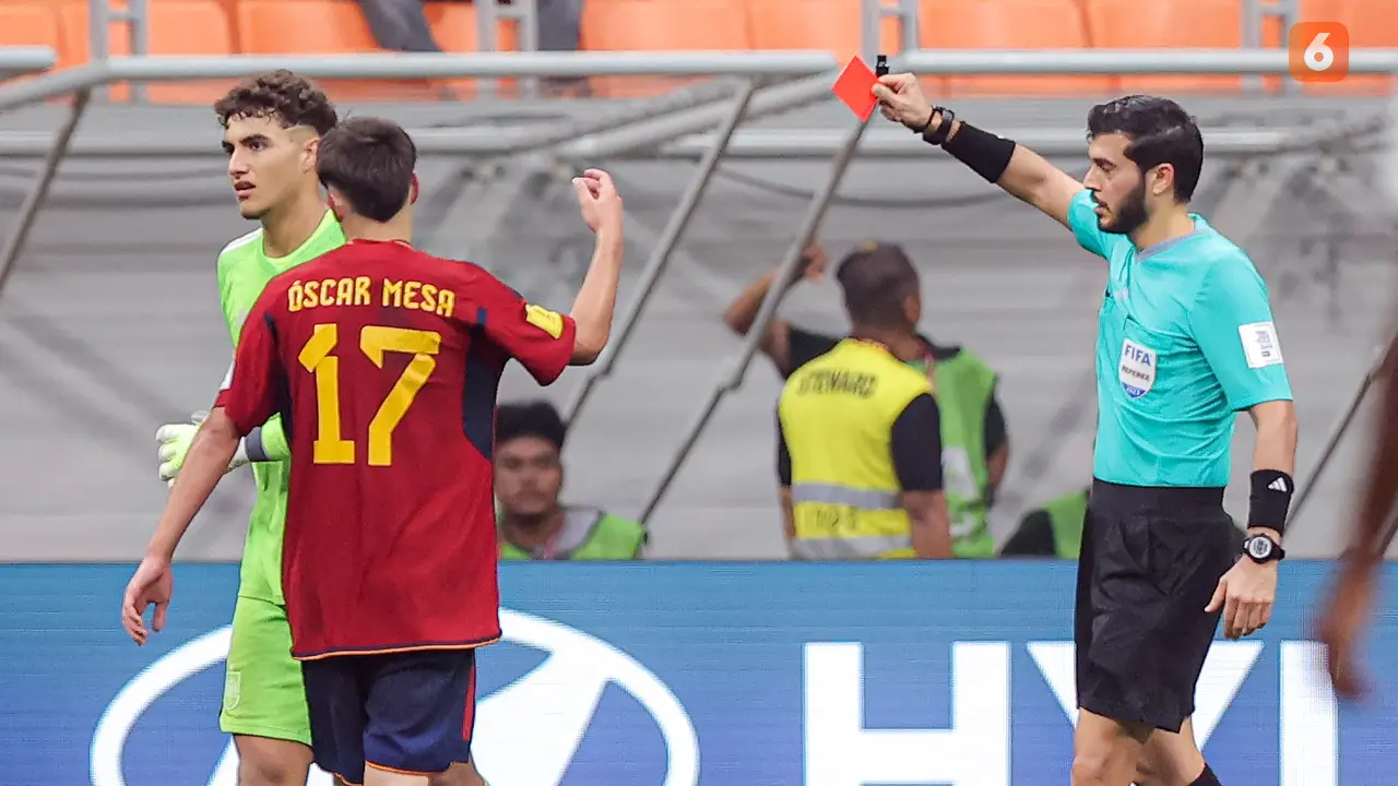 Foto: Momen Sial Kiper Timnas Spanyol U-17 Dapat Kartu Merah di Menit Akhir Pertandingan Perempat Final Piala Dunia U-17 2023