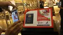Stiker aman saji Asian Games 2018 terlihat di salah satu restoran di Plaza Indonesia, Jakarta, Selasa (24/7). Penempelan stiker "Aman Saji" salah satu tanda industri makanan tersebut sudah melewati tes keamanan makanan. (Liputan6.com/Arya Manggala)