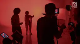 Suasana prosesi syuting video klip Aurel Hermansyah di kawasan Jakarta Barat, Kamis (25/10). Putri dari dari Anang Hermansyah ini menggarap video klip single terbaru berjudul 'kau jadi miliku'. (Liputan6.com/Faizal Fanani)