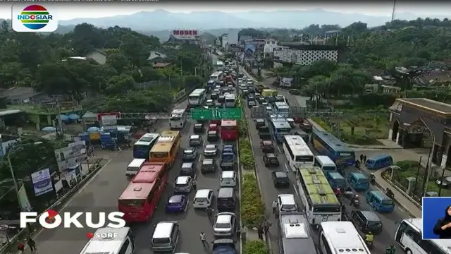 Untuk mengatur kendaraan, kepolisian Bogor memberlakukan sistem lalu lintas satu arah secara bergantian.