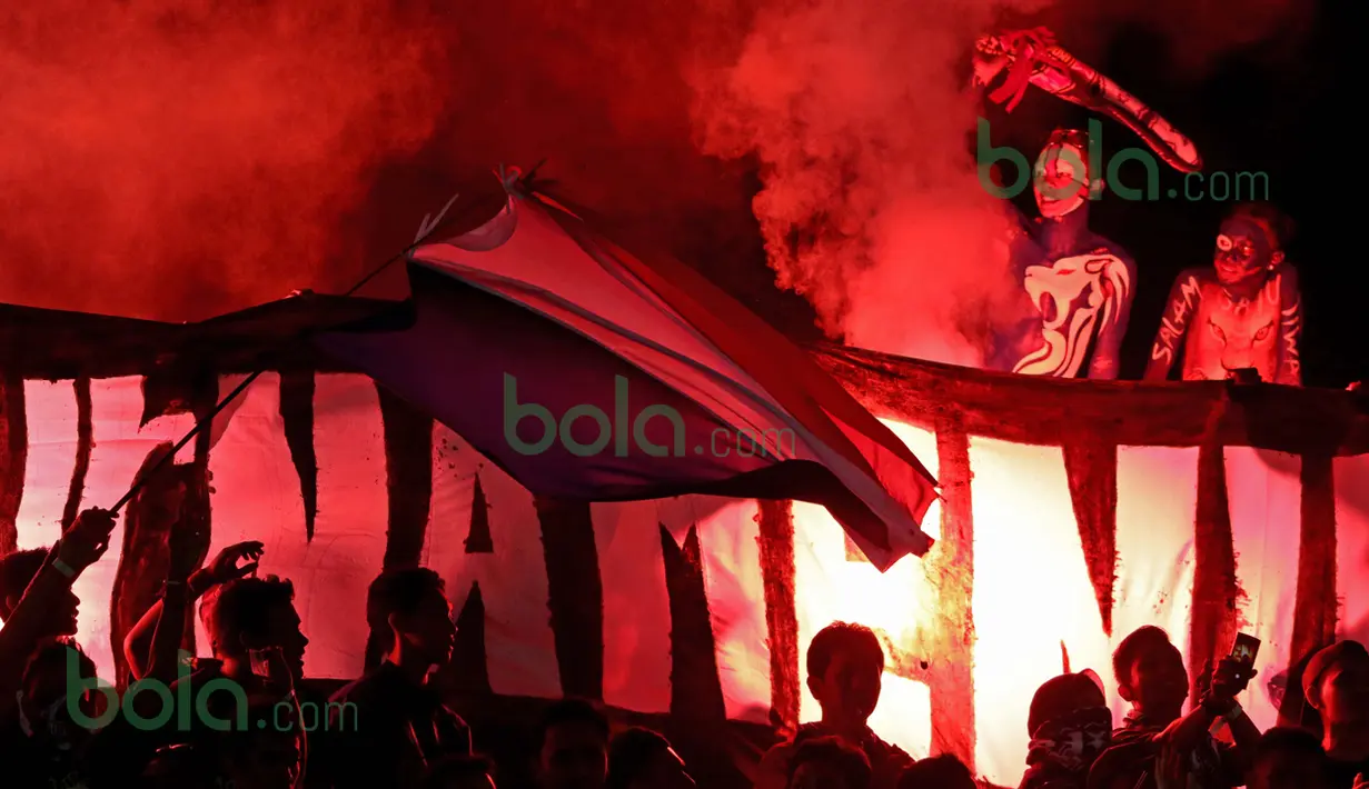 Aremania merayakan kemenangan Arema Cronus usai melawan Persib Bandung di turnamen sepak bola Bali Island 2016 di Stadion Kapten I Wayan Dipta, Gianyar, Bali Selasa (23/2/2016). (Bola.com/Peksi Cahyo)
