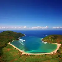 Pantai Mawun, Lombok Selatan. (Sumber Foto: topindonesiaholidays.com)