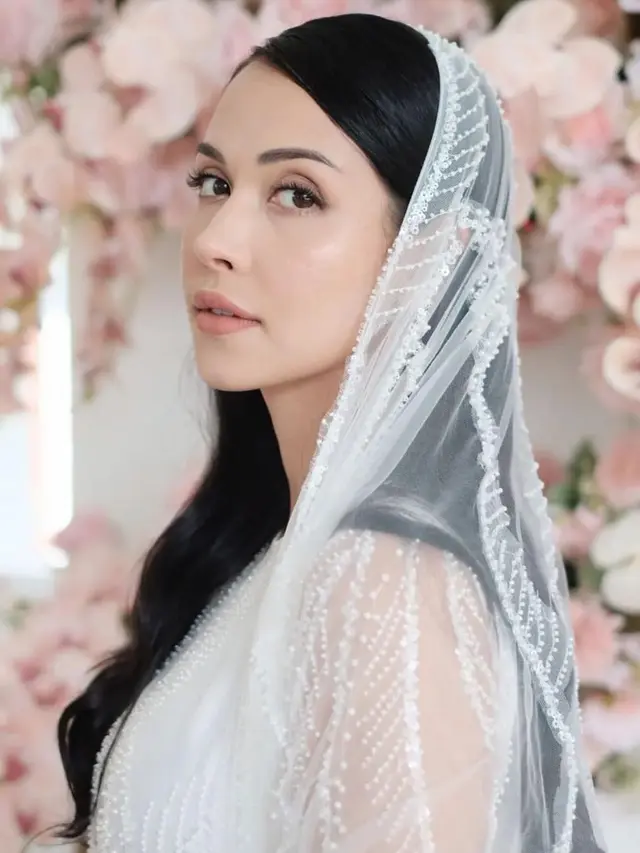 6 Potret Estelle Linden Pakai Kerudung Ini Bikin Pangling