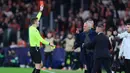 Pelatih Benfica, Jose Mourinho, diusir keluar lapangan pada menit-menit akhir pertandingan Liga Champions Benfica melawan mantan klubnya, Real Madrid, setelah melancarkan amarah di area pinggir lapangan. (AFP/Patricia De Melo Moreira)