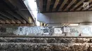 Coretan memenuhi dinding kolong Flyover Kuningan, Jakarta, Selasa (25/9). Kurang tegasnya sanksi terhadap pelaku vandalisme menyebabkan sudut Ibu Kota dipenuhi coretan-coretan tidak bertanggung jawab. (Liputan6.com/Immanuel Antonius)