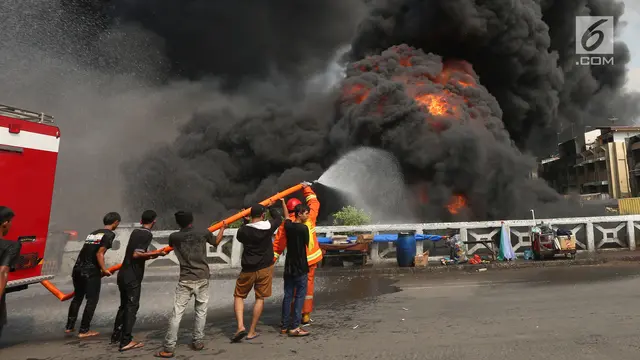 Kebakaran Kampung Bandan, Warga Saling Bantu Evakuasi Barang Berharga