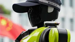 Robot ini dilengkapi dengan kecerdasan buatan (Artificial Intelligence), kamera definisi tinggi, dan LiDAR (Light Detection and Ranging). Tampak dalam foto, sebuah robot polisi humanoid di Hangzhou, provinsi Zhejiang Timur, Tiongkok pada Minggu 3 Mei 2026. (Agatha CANTRILL/AFP)