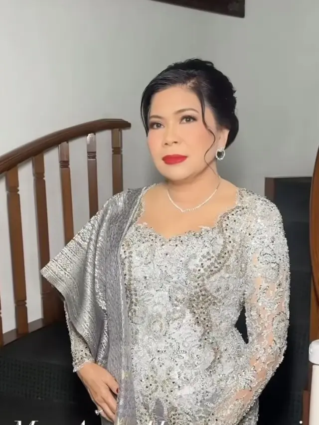 Istri, Putrinya Felicia Hutapea, dan Calon Menantu Hotman Paris Kompak Dibalut Kebaya Abu-Abu saat Upacara Lamaran Batak. [@myrnamyura]