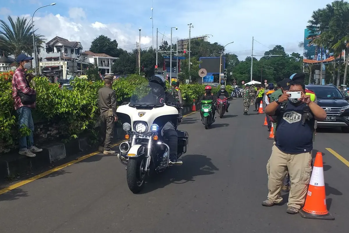 Konvoi moge yang dikawal polisi terobos pemeriksaan antigen di Puncak, Bogor, Jawa Barat. (Liputan6.com/Achmad Sudarno)