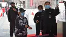 Petugas memeriksa suhu tubuh wisatawan di pintu masuk Tembok Besar bagian Badaling di Beijing, 24 Maret 2020. Bagian dari Tembok Besar yang terkenal di Beijing itu telah dibuka kembali sebagian pada Selasa (24/3), setelah ditutup selama hampir dua bulan akibat corona COVID-19. (Xinhua/Chen Zhonghao)